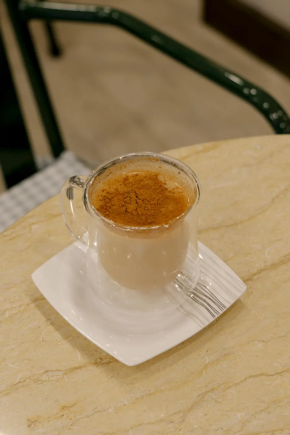 Cam fincanda tarçınlı sahlep